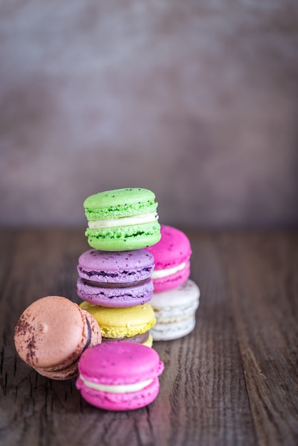 Macarons colorati sulla superficie in legno