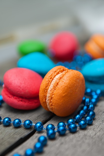 Macarons colorati sulla tavola di legno.