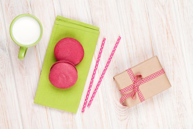 Macarons colorati tazza di latte e confezione regalo