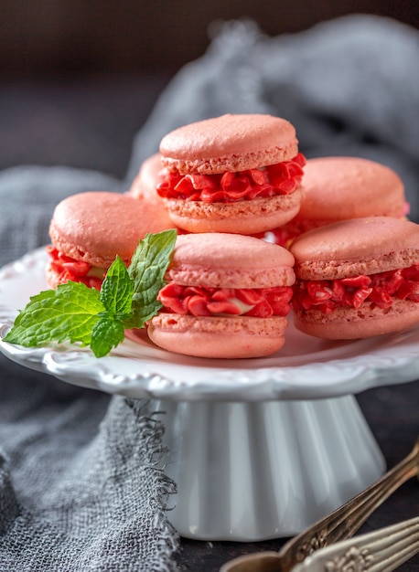 Macarons di torte di mandorle con fiori di panna.