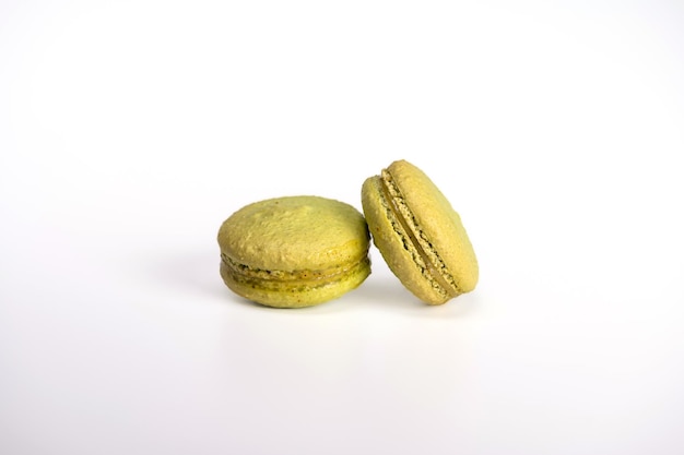 Macarons dolci prodotti dolci macarons verdi isolati su sfondo bianco