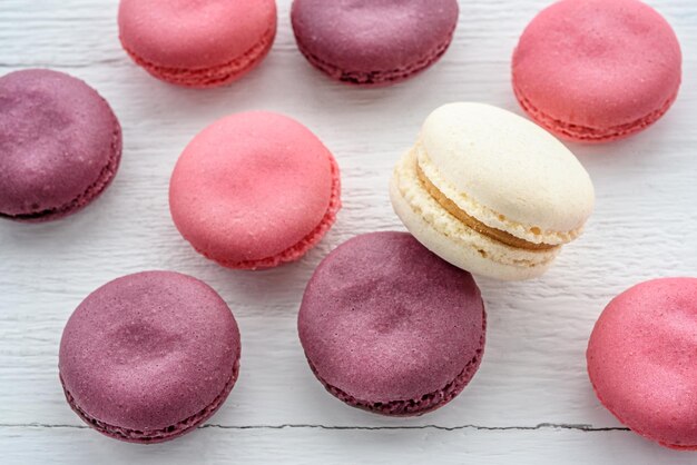 Macarons dolci su sfondo bianco Torte alla moda