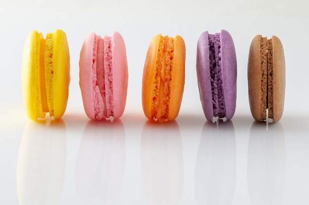 Macarons francesi variopinti e saporiti su priorità bassa bianca