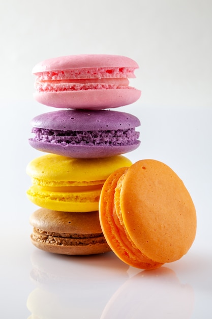 Macarons francesi variopinti e saporiti su priorità bassa bianca