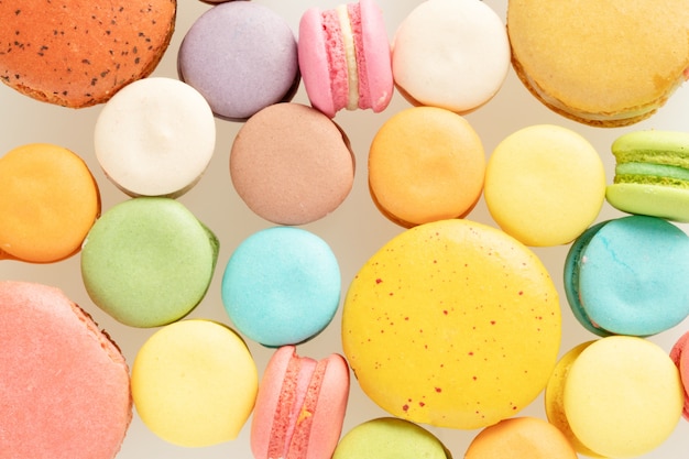 Macarons francesi variopinti su fondo bianco