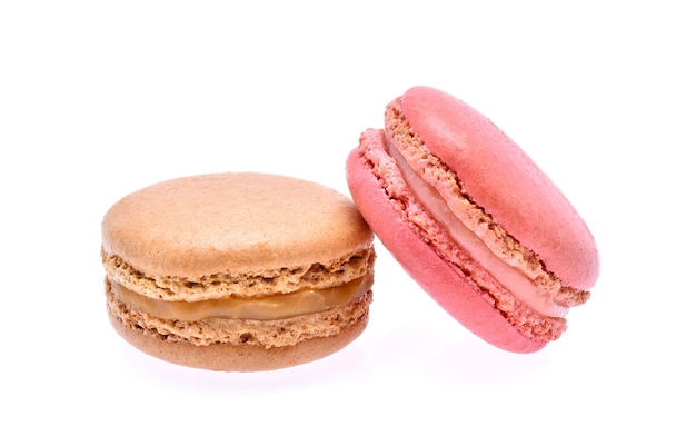 Macarons isolati su sfondo bianco