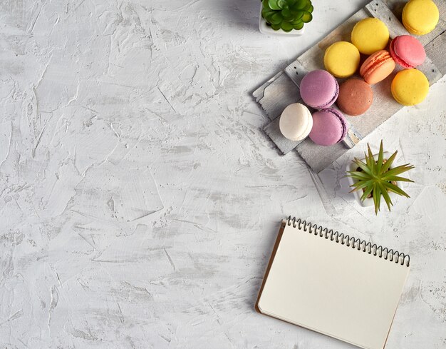 Macarons multicolori rotondi al forno su bianco