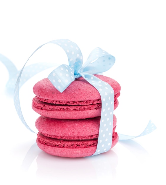 Macarons rossi con nastro azzurro