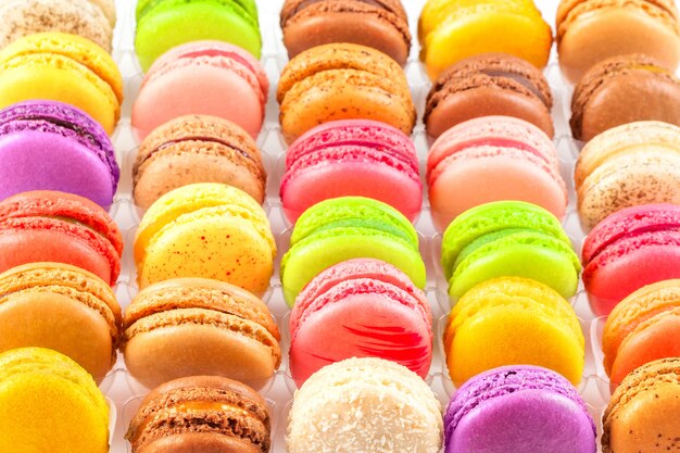 Macarons variopinti francesi tradizionali in una scatola