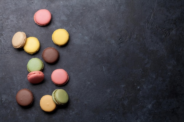 Macaroons colorati vista in alto con spazio per i vostri saluti