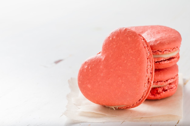 Maccherone a forma di cuore su fondo di legno bianco