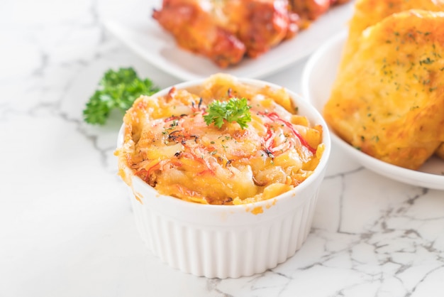 maccheroni al forno con formaggio e bastoncino di granchio