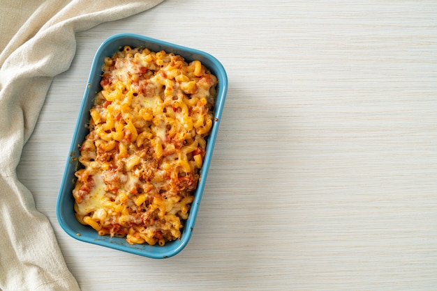 maccheroni al forno fatti in casa alla bolognese con formaggio - stile italiano