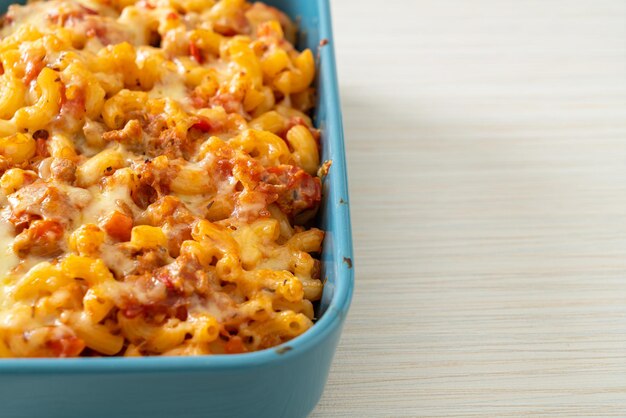 maccheroni al forno fatti in casa alla bolognese con formaggio - stile italiano