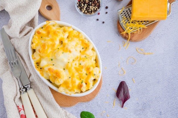 Maccheroni al forno tradizionali con formaggio in forma di cottura