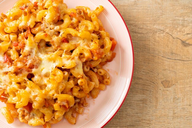 maccheroni alla bolognese al forno fatti in casa con formaggio - stile alimentare italiano