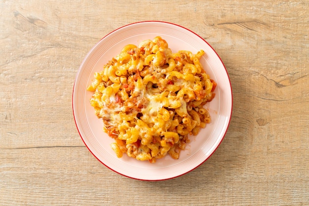 maccheroni alla bolognese al forno fatti in casa con formaggio - stile alimentare italiano