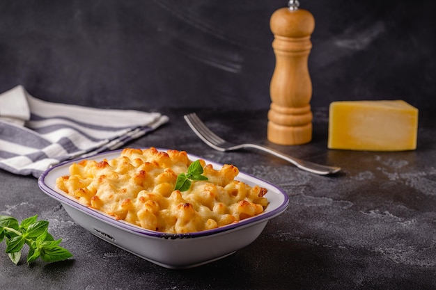 Maccheroni americani mac and cheese in salsa di formaggio