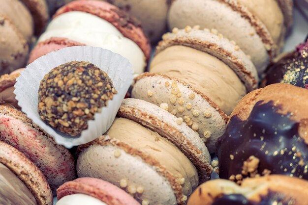 maccheroni colorati dolci e gustosi fatti a mano concetto di panetteria