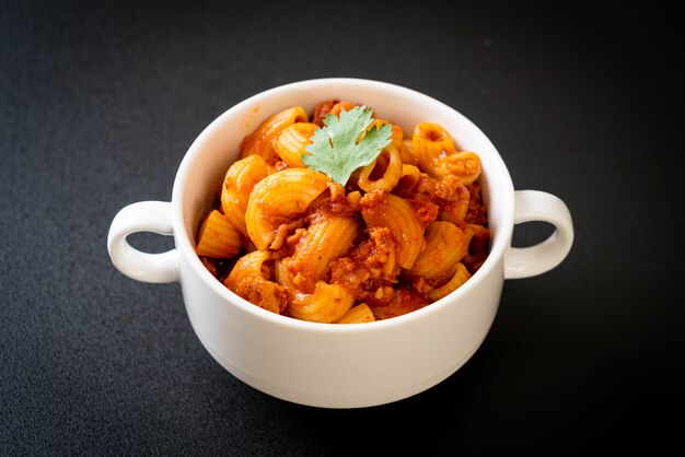 maccheroni con salsa di pomodoro e carne di maiale macinata, chop suey americano, gulasch americano