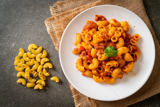 maccheroni con salsa di pomodoro e carne di maiale macinata, chop suey americano, gulasch americano