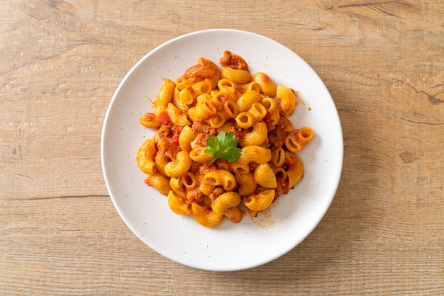 maccheroni con salsa di pomodoro e carne di maiale macinata, chop suey americano, gulasch americano