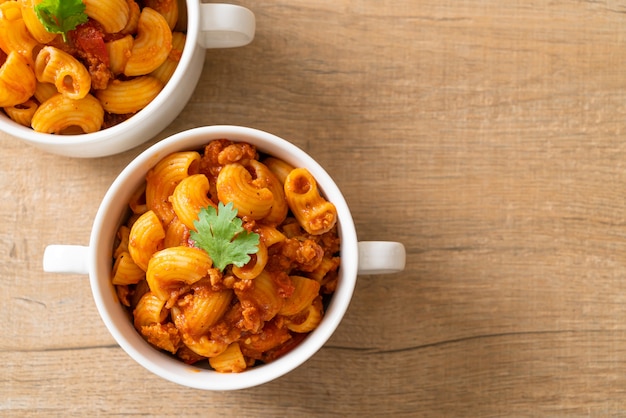 maccheroni con salsa di pomodoro e carne di maiale tritata, american chop suey, gulasch americano