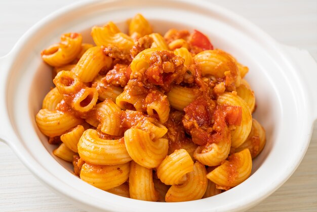 maccheroni con salsa di pomodoro e carne di maiale tritata, american chop suey, gulasch americano