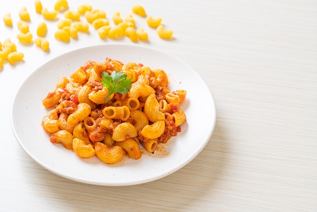 maccheroni con salsa di pomodoro e carne di maiale tritata, american chop suey, gulasch americano