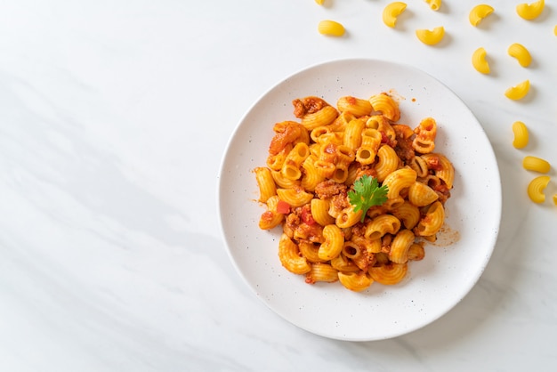 maccheroni con salsa di pomodoro e carne di maiale tritata, chop suey americano, gulasch americano