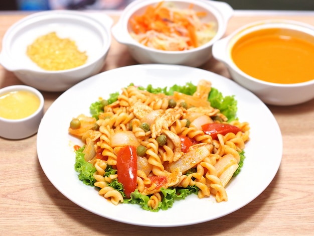 maccheroni con salsa di pomodoro sul piatto bianco