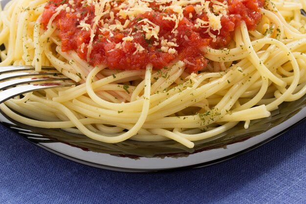 Maccheroni degli spaghetti della pasta nel piatto