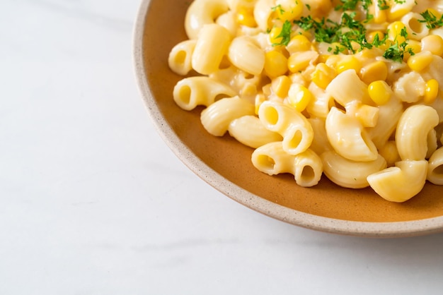 Maccheroni di mais cremoso sul piatto