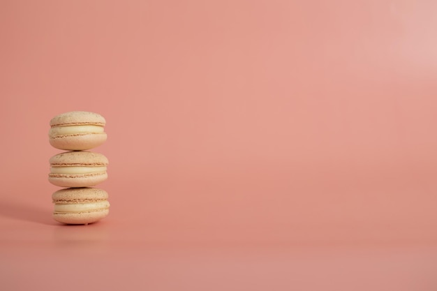 Maccheroni dolci rotondi su sfondo rosa