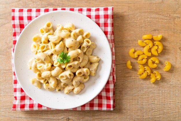 maccheroni e formaggio alle erbe nella ciotola