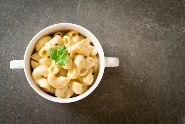 maccheroni e formaggio con erbe in ciotola