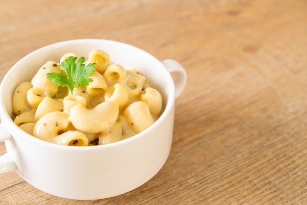 maccheroni e formaggio con erbe in ciotola