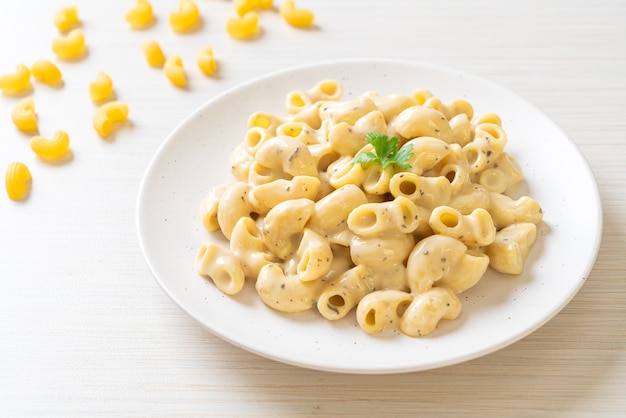 maccheroni e formaggio con erbe in ciotola