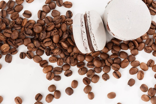 Maccheroni francesi isolati con i chicchi di caffè.