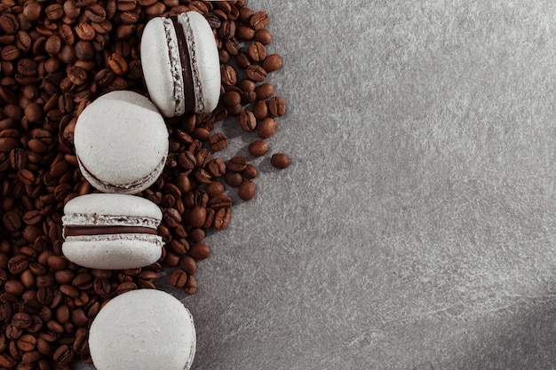 Maccheroni francesi isolati con i chicchi di caffè.