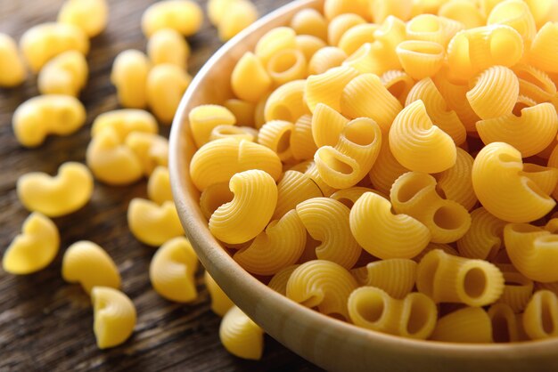 Maccheroni in ciotola su legno