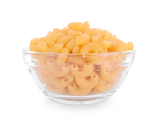 Maccheroni in una tazza di vetro su sfondo bianco