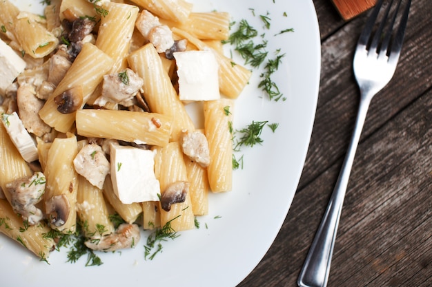 Maccheroni italiani deliziosi della pasta con salsa