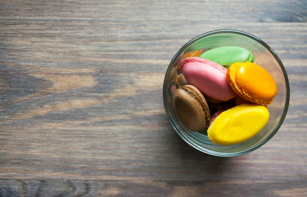 Maccheroni multicolori del dessert francese su una tavola di legno marrone