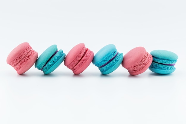 maccheroni o macaron francesi variopinti su fondo bianco