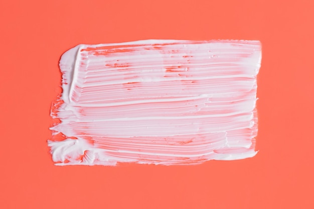 Macchia astratta di crema cosmetica bianca sul modulo backgroundabstract arancione