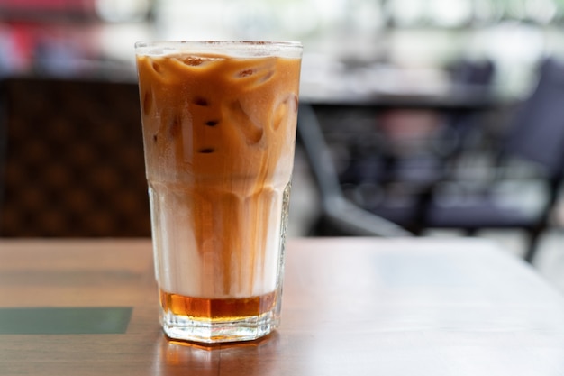 Macchiato di caramello ghiacciato sul tavolo