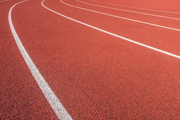 Macchie Bianche Su Una Pista Atletica Rossa In Uno Stadio Sportivo