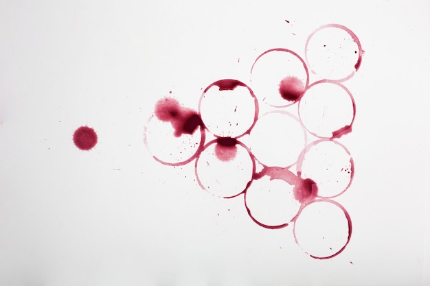 Macchie di vino rosso su tessuto bianco