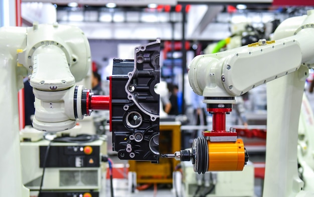 Macchina a braccio robotico per l'assemblaggio di motori nelle fabbriche Concetto di industria automobilistica